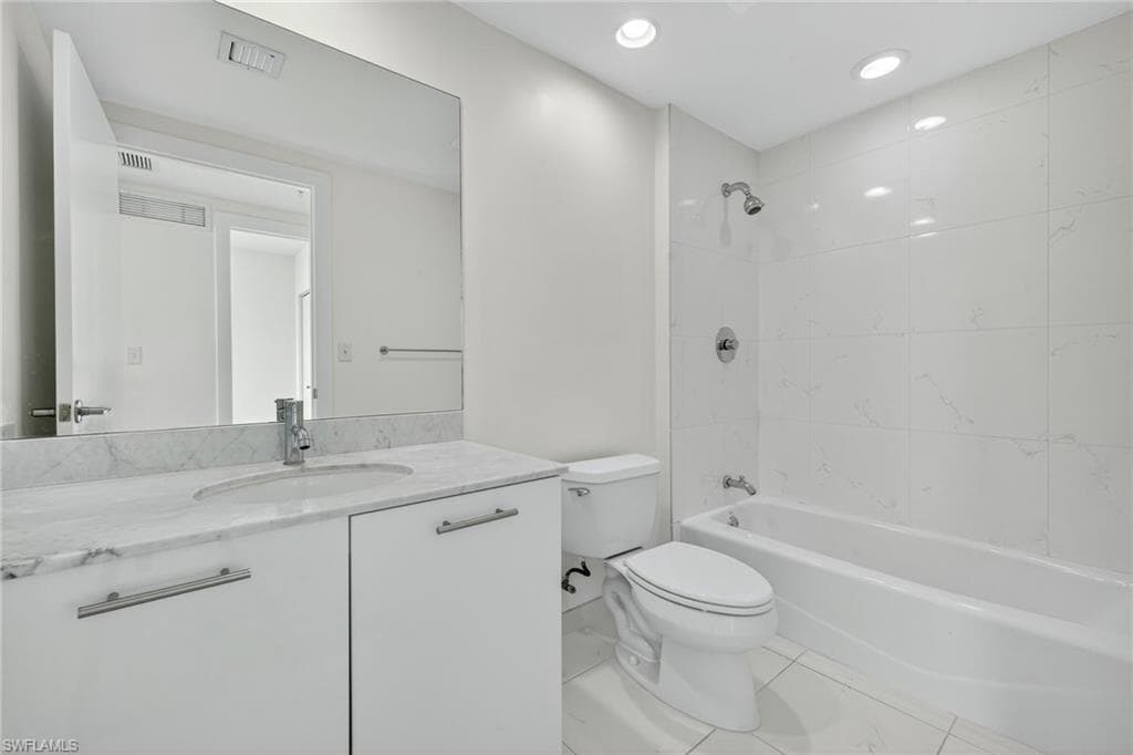 3000 Oasis Grand BLVD # 2307, FORT MYERS FL 33916-25