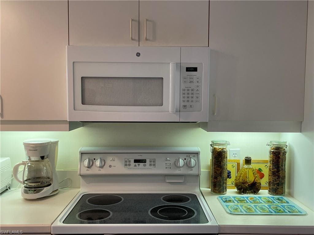 6590 Beach Resort DR # 305, NAPLES FL 34114-1