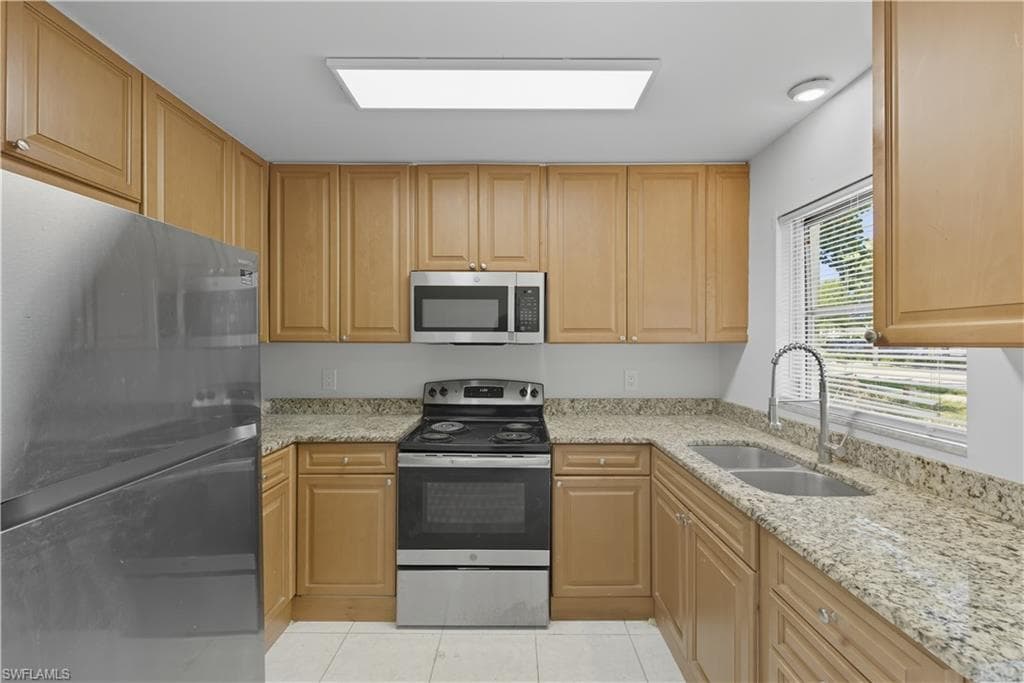 1069 Highlands DR, NAPLES FL 34103-1