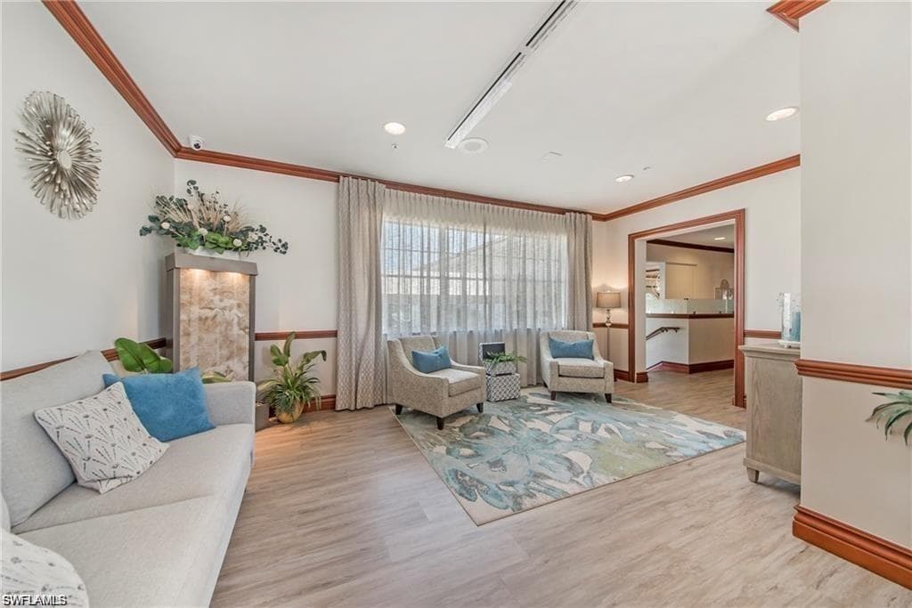 1051 Eastham WAY # 204, NAPLES FL 34104-35