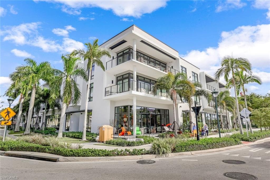 850 Central AVE # 207, NAPLES FL 34102-1