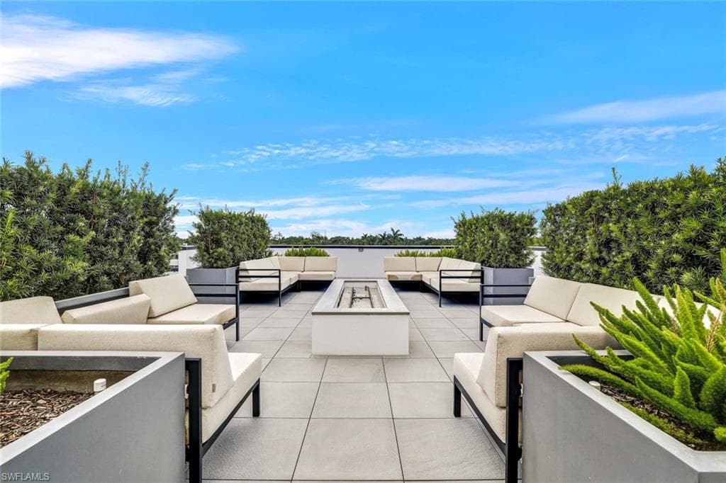 850 Central AVE # 207, NAPLES FL 34102-20