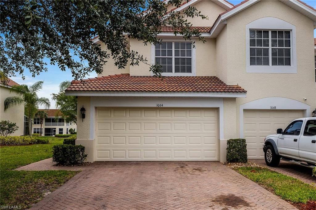 1064 Hampton CIR, NAPLES FL 34105-26