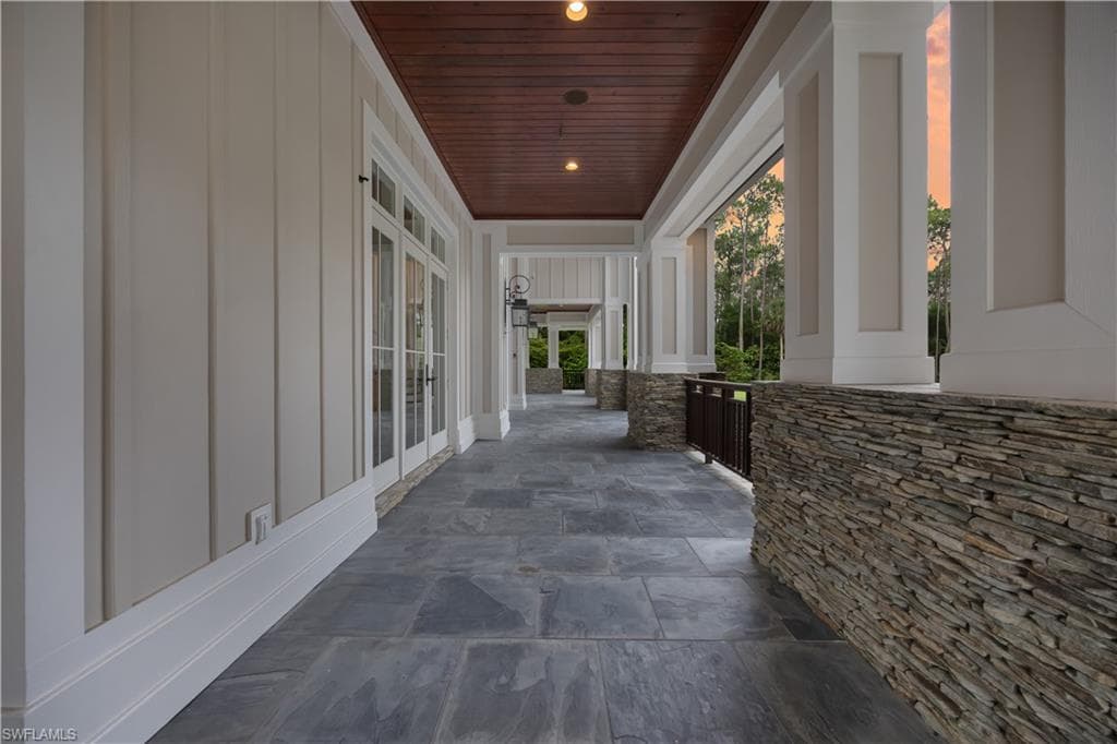 2263 Coach House LN, NAPLES FL 34105-5