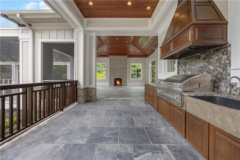 2263 Coach House LN, NAPLES FL 34105-37