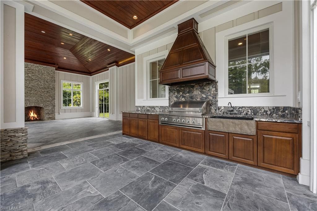 2263 Coach House LN, NAPLES FL 34105-38