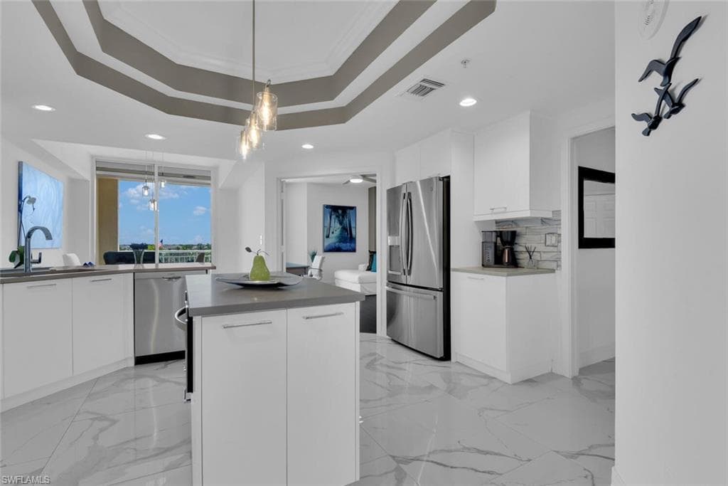 435 Dockside DR # B702, NAPLES FL 34110-9