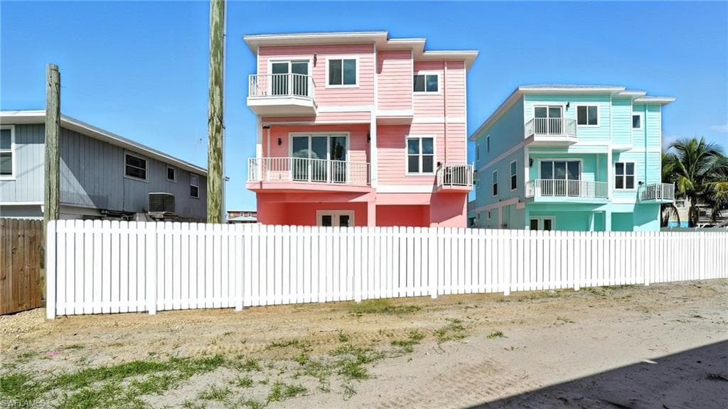 130 Fairweather LN, FORT MYERS BEACH FL 33931-3