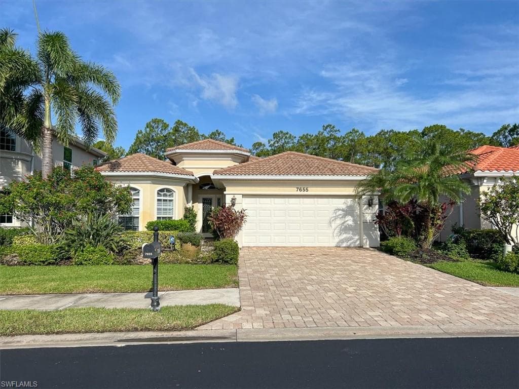 7655 Martino CIR, NAPLES FL 34112-1