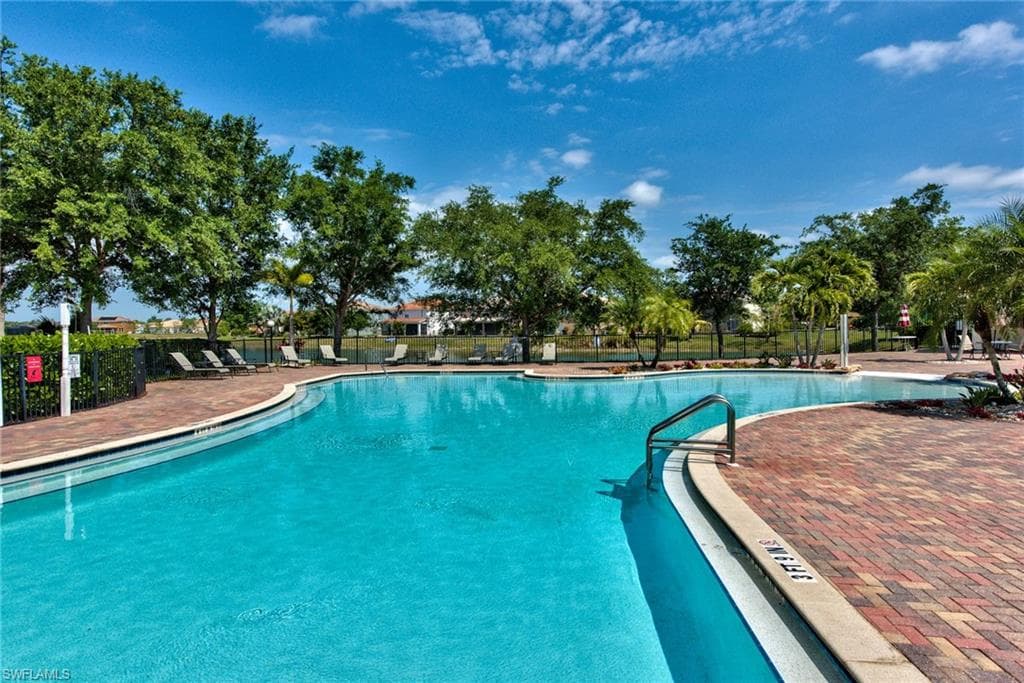 2066 Grove DR, NAPLES FL 34120-26