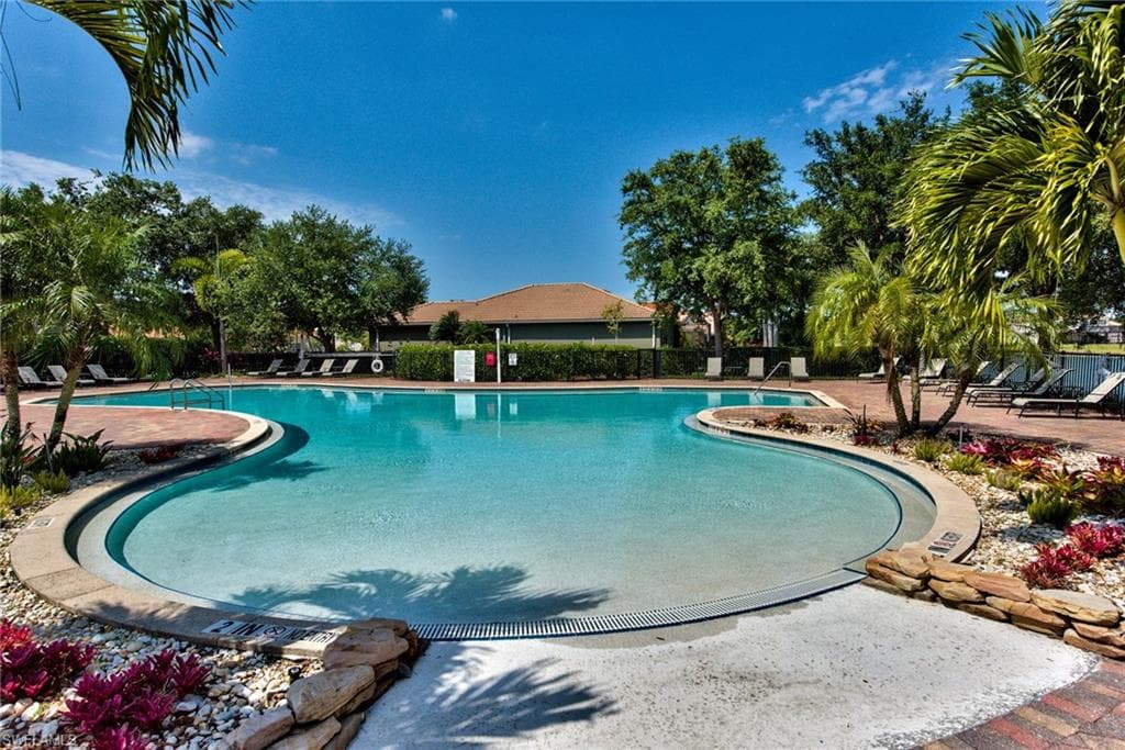 2066 Grove DR, NAPLES FL 34120-25