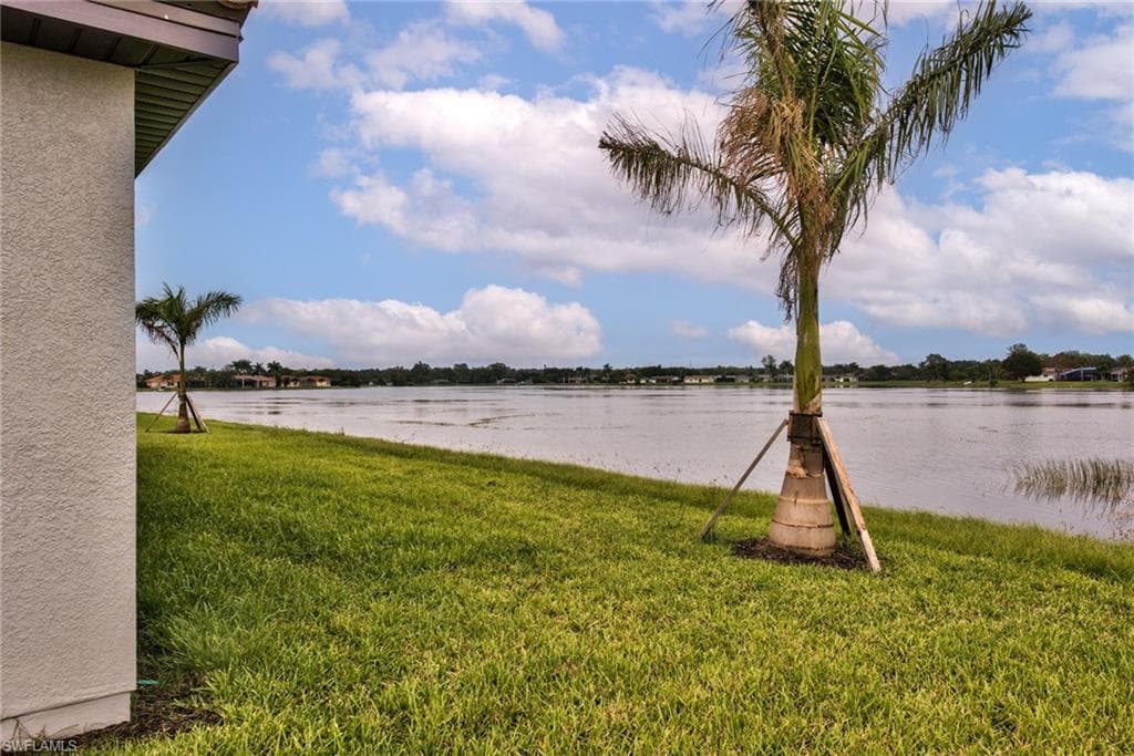 2066 Grove DR, NAPLES FL 34120-21