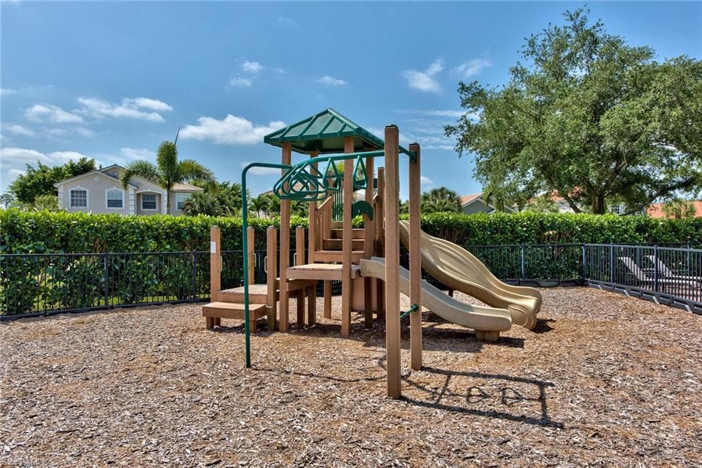 2066 Grove DR, NAPLES FL 34120-30