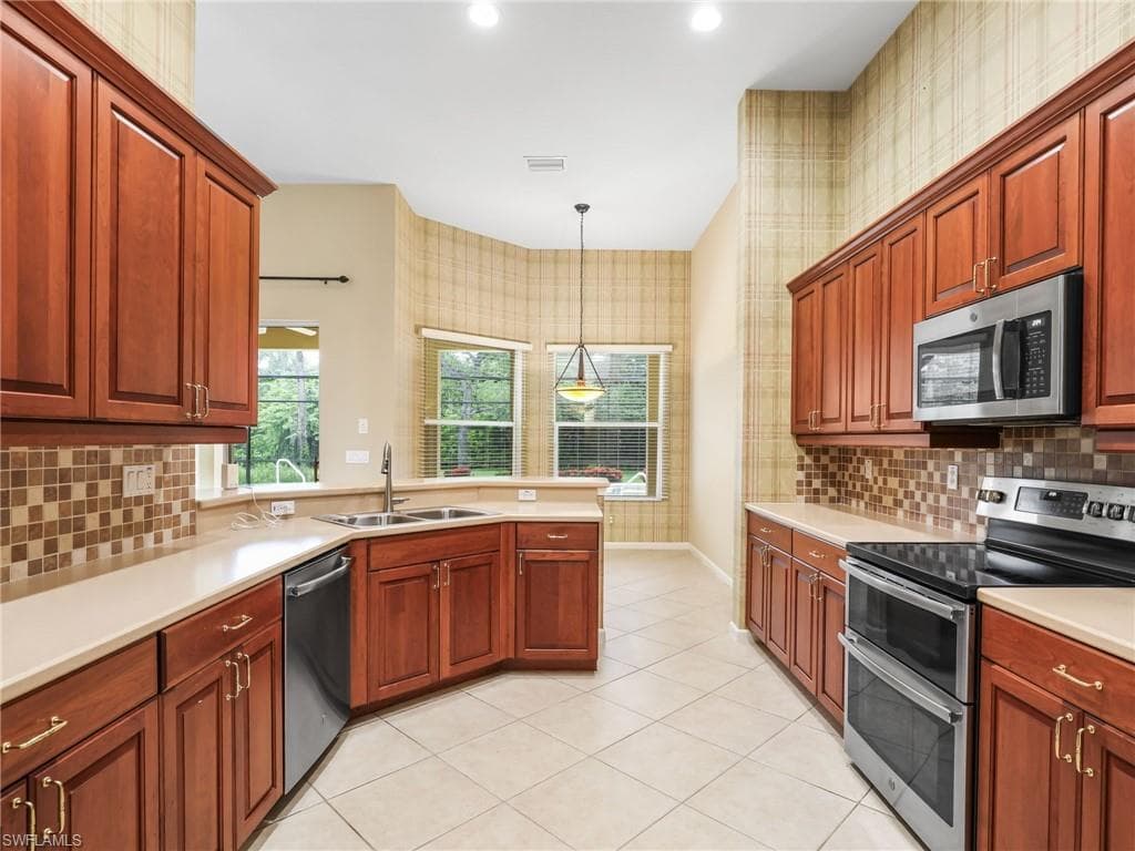 7914 Founders CIR, NAPLES FL 34104-7