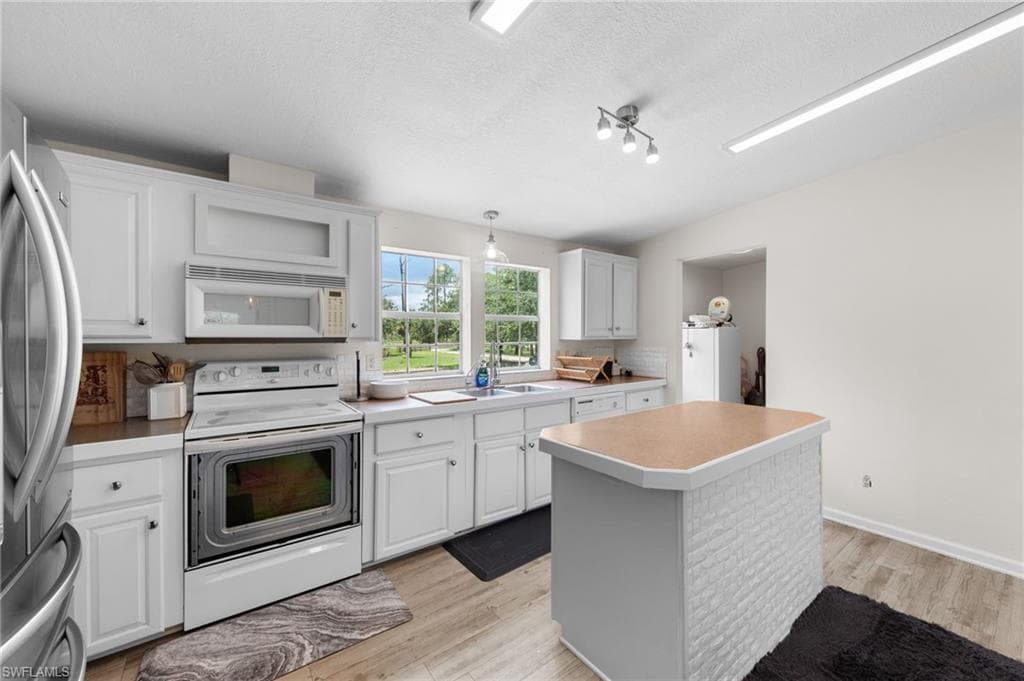 18405 Dykes RD, ESTERO FL 33928-1