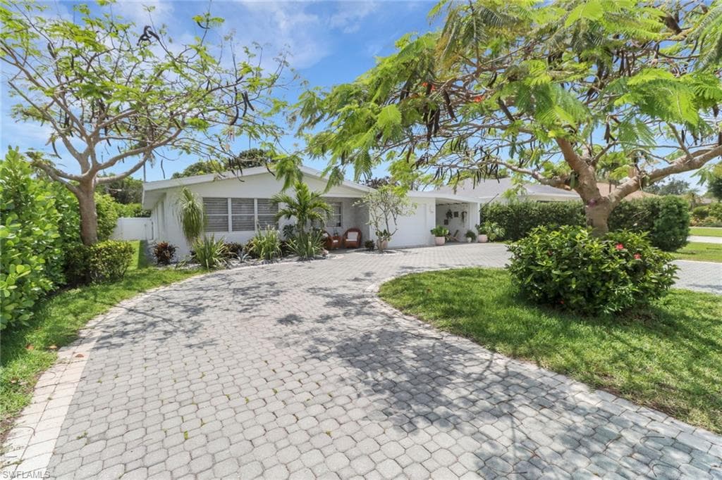 1282 Illinois DR, NAPLES FL 34103-2