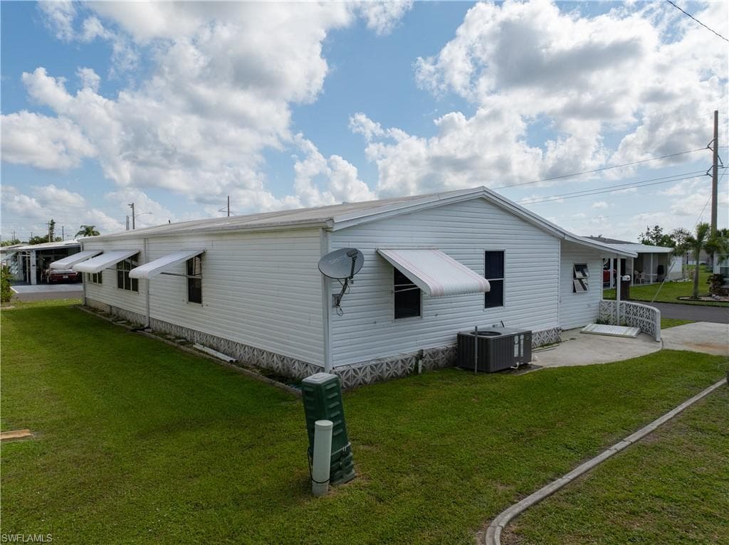 9231 Caloosa DR, NORTH FORT MYERS FL 33903-31