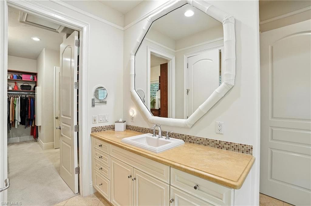 2892 Tiburon BLVD E, NAPLES FL 34109-23