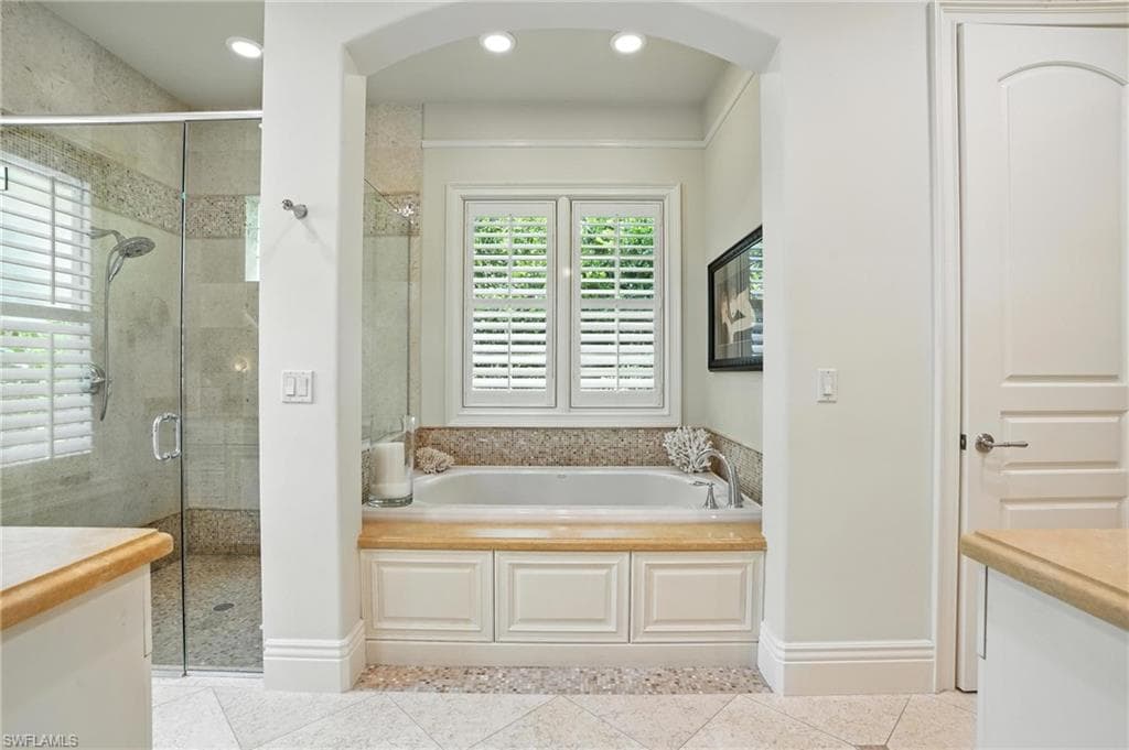 2892 Tiburon BLVD E, NAPLES FL 34109-24