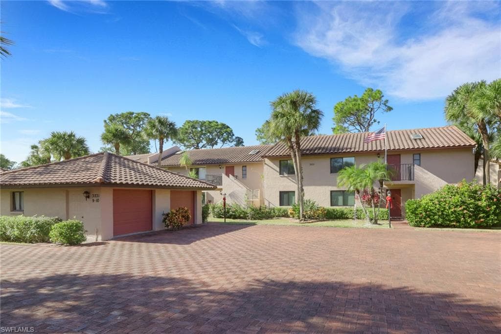 3231 Horse Carriage Way # 10, NAPLES FL 34105-4