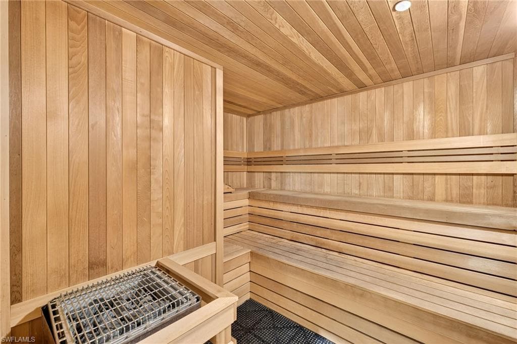 1060 Borghese LN # 702, NAPLES FL 34114-32