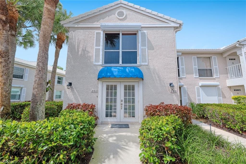 881 Gulf Pavilion DR # 201, NAPLES FL 34108-9