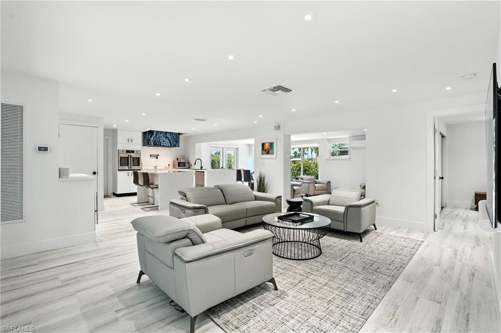 5 Glenview Manor DR, FORT MYERS BEACH FL 33931-3