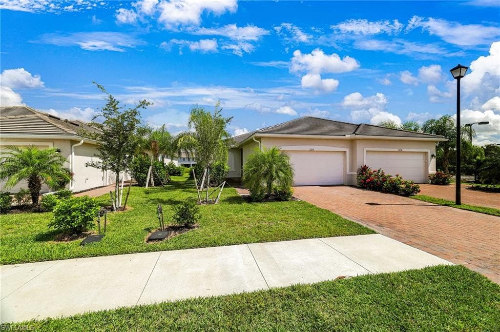 2052 Vermont LN, NAPLES FL 34120-24