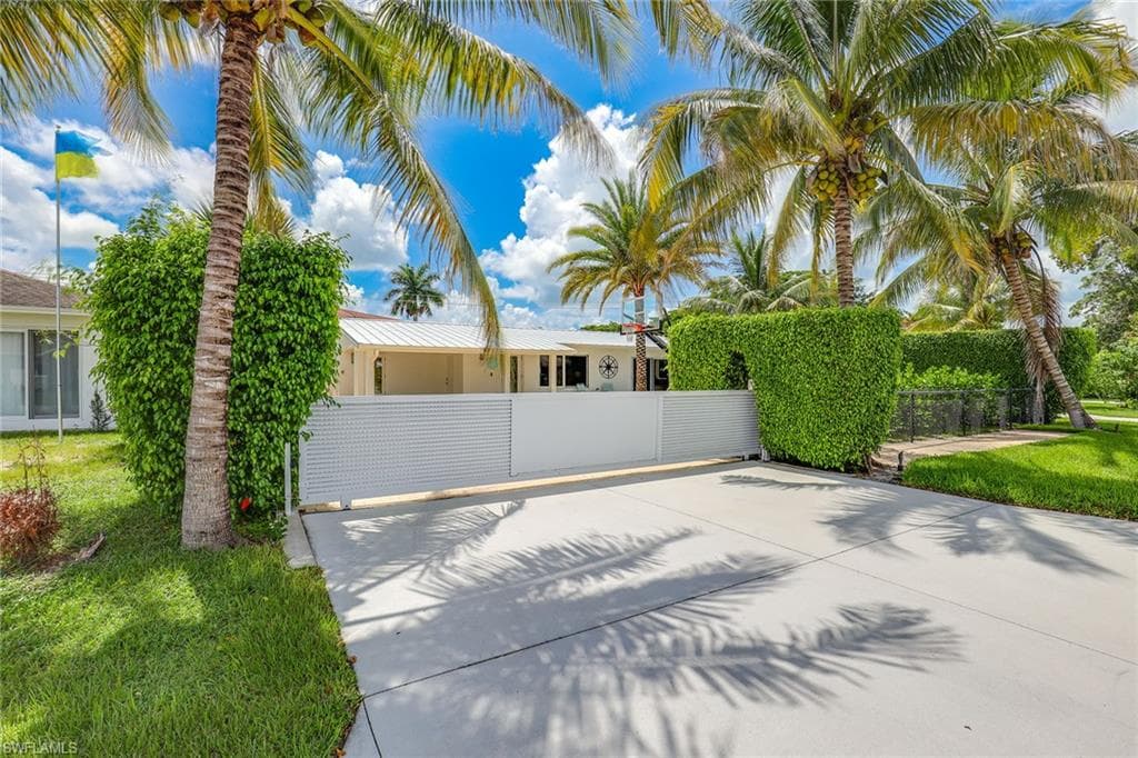 1088 Wisconsin DR, NAPLES FL 34103-18