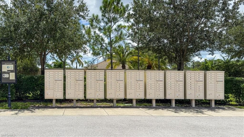 7918 BRISTOL CIR, NAPLES FL 34120-32