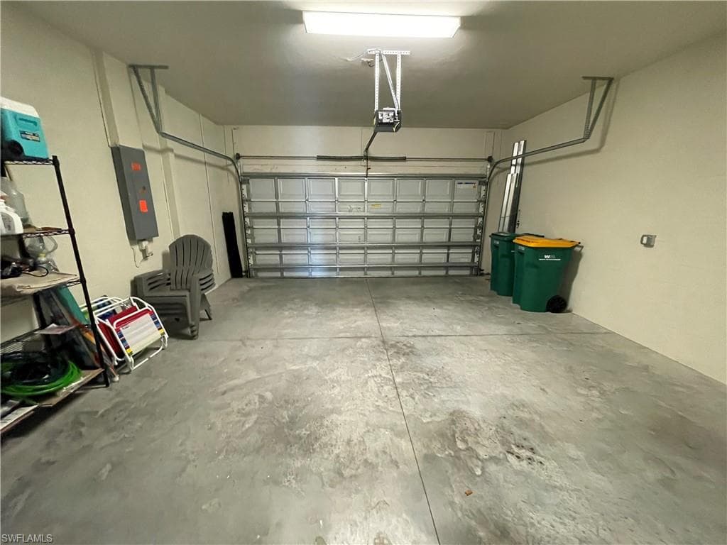 7631 Jacaranda LN, NAPLES FL 34114-33