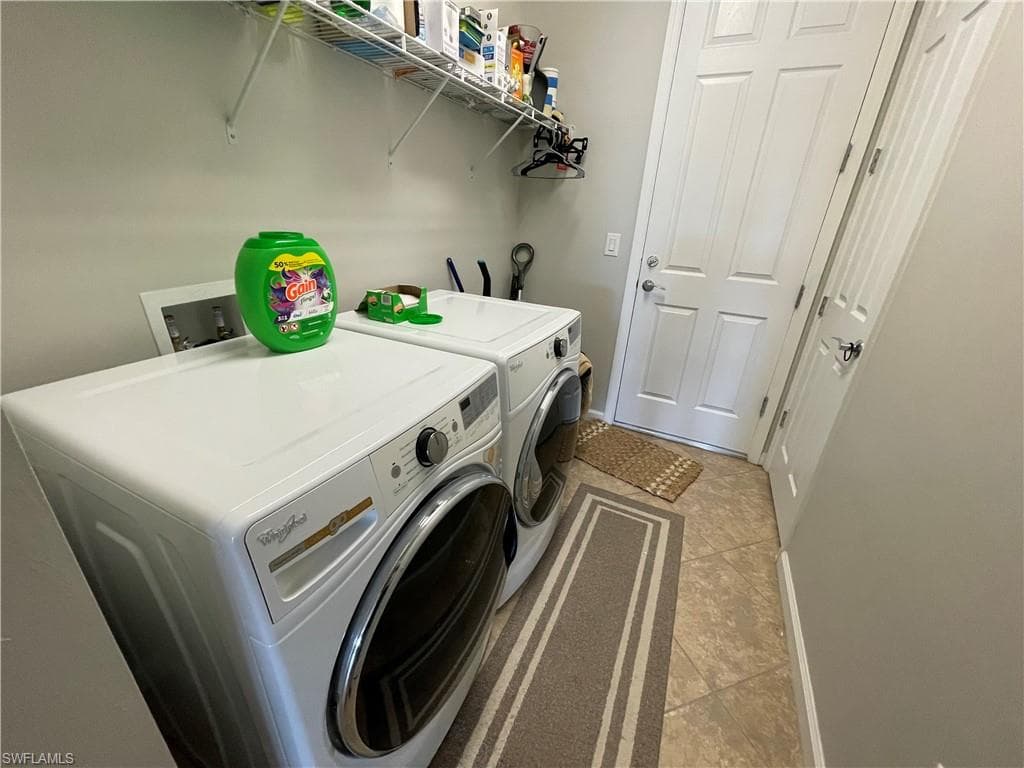 7631 Jacaranda LN, NAPLES FL 34114-32