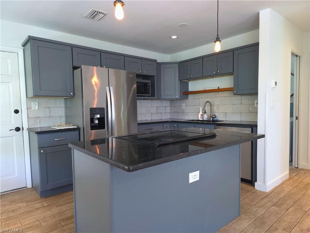 1915 Llewellyn DR, FORT MYERS FL 33901-8