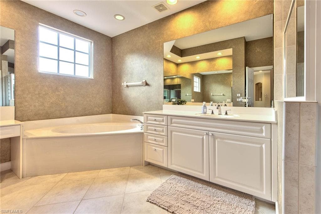 9657 Cypress Hammock CIR # 202, ESTERO FL 34135-24