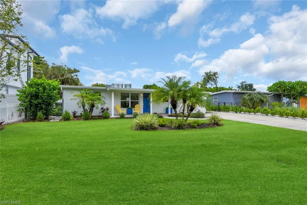 2048 Holiday LN, NAPLES FL 34104-2