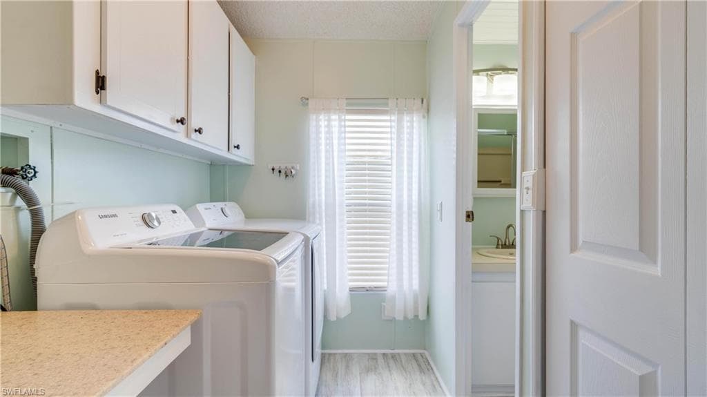 566 Horizon DR, NORTH FORT MYERS FL 33903-21