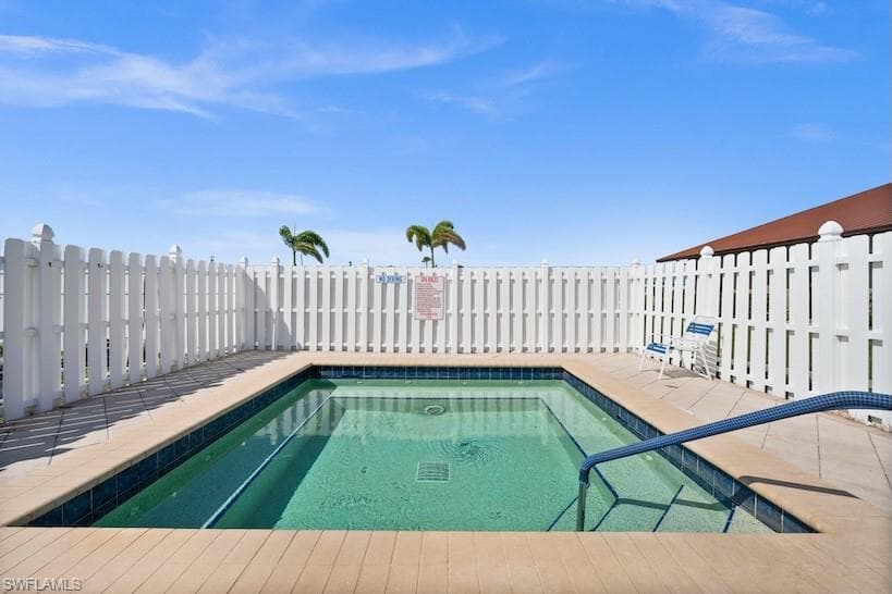 566 Horizon DR, NORTH FORT MYERS FL 33903-37