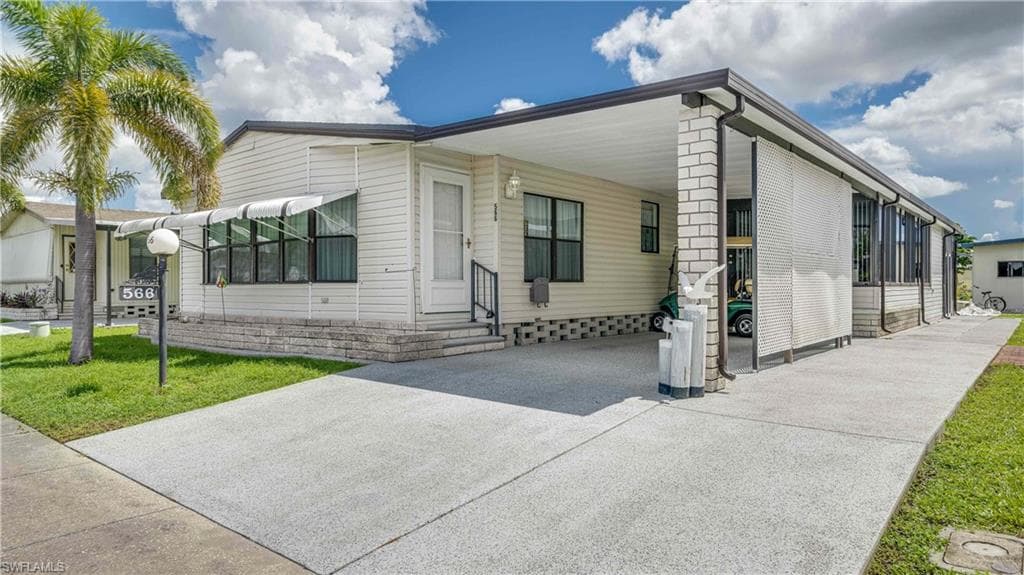 566 Horizon DR, NORTH FORT MYERS FL 33903-32