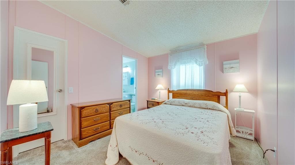 566 Horizon DR, NORTH FORT MYERS FL 33903-17