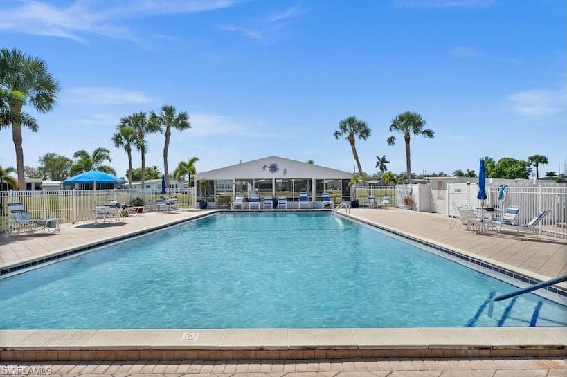 566 Horizon DR, NORTH FORT MYERS FL 33903-36