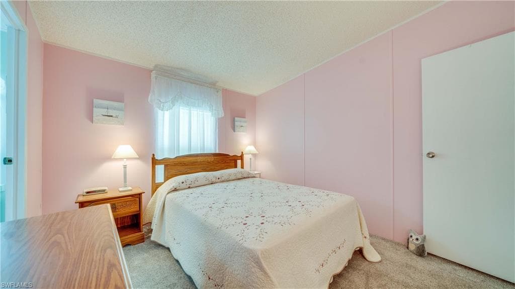 566 Horizon DR, NORTH FORT MYERS FL 33903-18