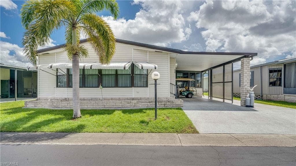 566 Horizon DR, NORTH FORT MYERS FL 33903-30