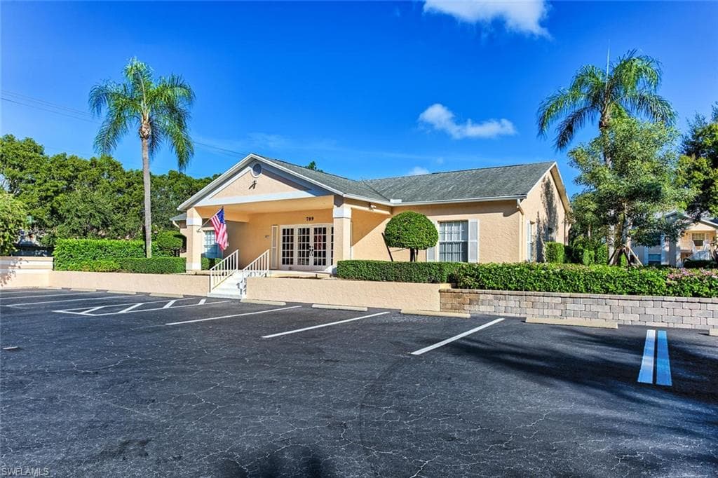 774 Wiggins Lake DR # 106, NAPLES FL 34110-29