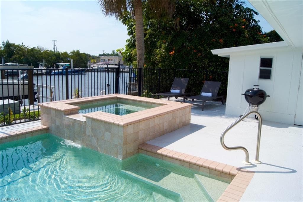 2048 Harbor LN, NAPLES FL 34104-27