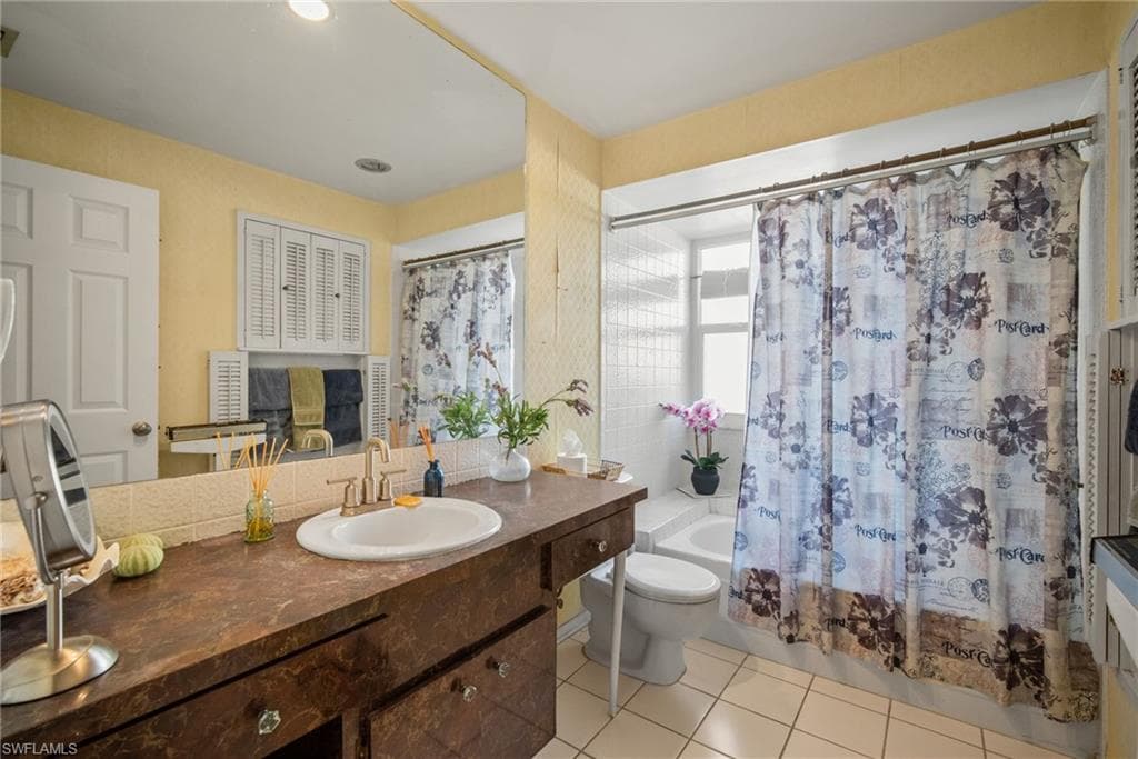 212 Willowick DR, NAPLES FL 34110-18