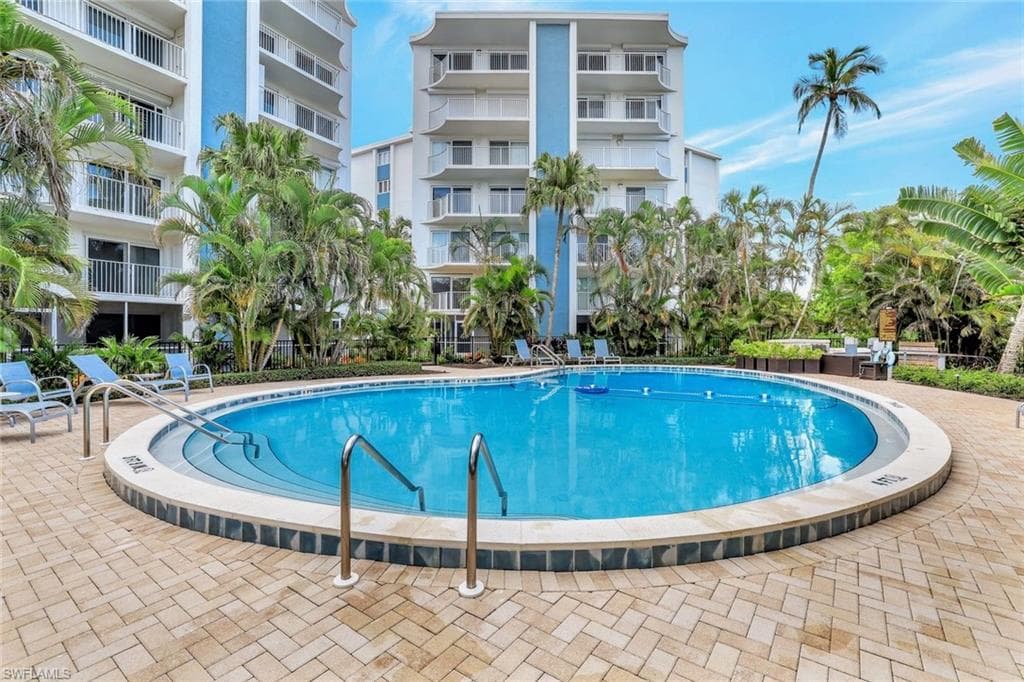 1300 Gulf Shore BLVD N # 406, NAPLES FL 34102-1