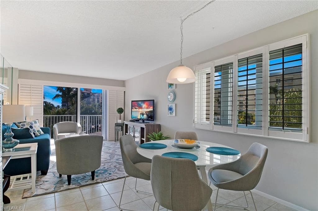 1300 Gulf Shore BLVD N # 406, NAPLES FL 34102-5