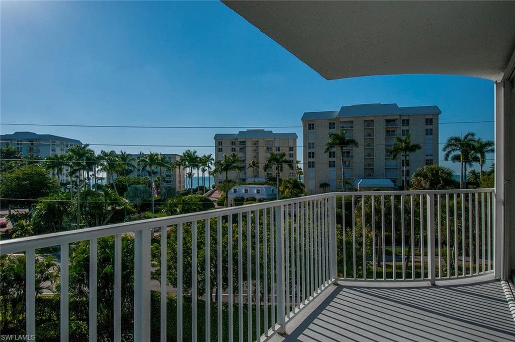 1300 Gulf Shore BLVD N # 406, NAPLES FL 34102-16