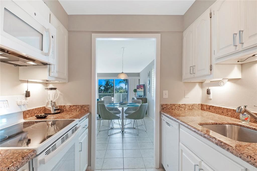 1300 Gulf Shore BLVD N # 406, NAPLES FL 34102-11