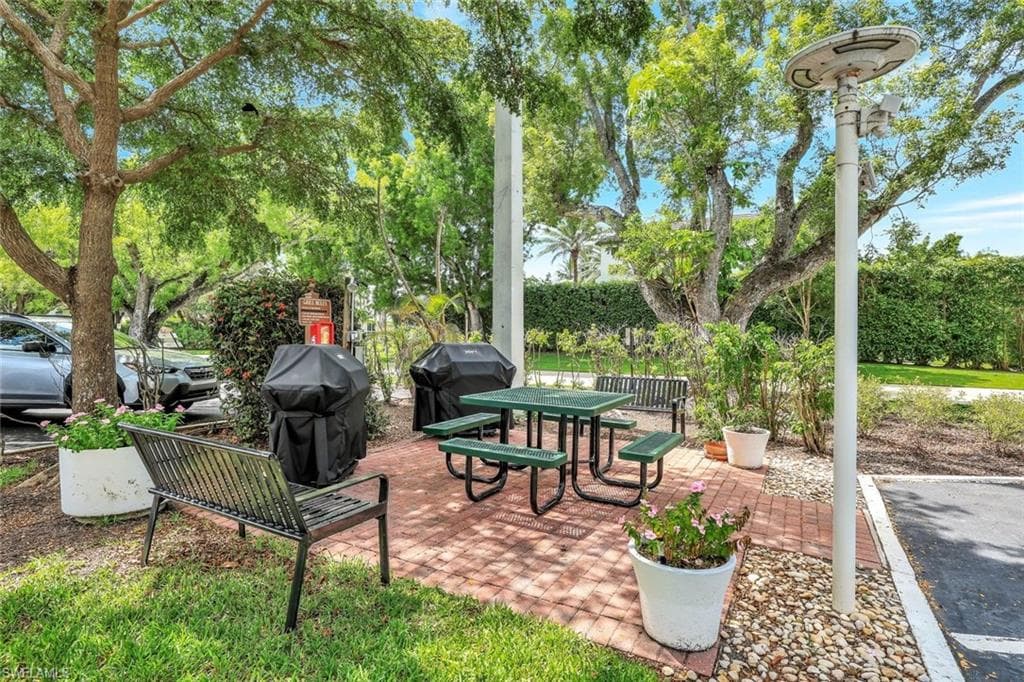 1300 Gulf Shore BLVD N # 406, NAPLES FL 34102-2